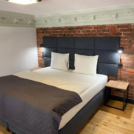 Pod Blekitnymi Podkowami 3*