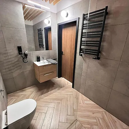 Pod Blekitnymi Podkowami 3*